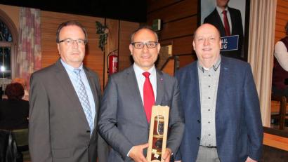 Bild: stg
Echten Neusorger Honig bekam Abgeordneter Ismail Ertug (Mitte) mit auf den Weg von Robert König (l.) und Rainer Fischer, um sich für die beiden letzten Wahlkampf-Wochen zu stärken