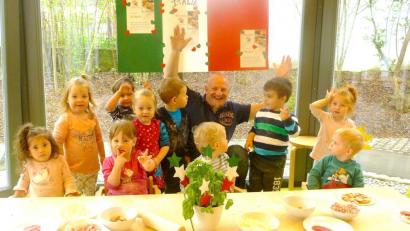 Bild: njn
Alessandro Vicenzi (Bildmitte), ein waschechter Italiener, bereitete mit den Kindern das Essen zu.