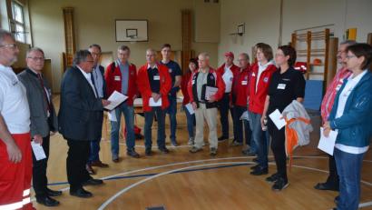 Bild: jr
Richard Wagner (3. von links) bei der Einweisung der Dozenten in der Schulturnhalle.