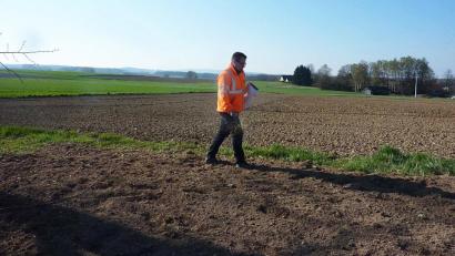 Bild: Landratsamt Tirschenreuth
Die Ansaat-Aktion der Blumenwiesen durch das Landratsamt wurde vor kurzem abgeschlossen. Im Sommer sollen die Blühflächen an den Kreisstraßen Insekten, Schmetterlingen und Käfern Lebensraum bieten.