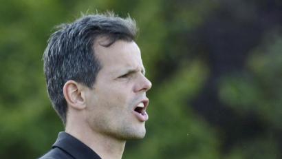 Bild: Hubert Ziegler
Applaus von Hahnbachs Trainer Thorsten Baierlein für seine Mannschaft. Sie gewann das Duell gegen Inter Bergsteig klar.