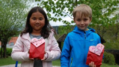 Bild: Portner
Tamara und Jonas haben im Kindergarten Teunz ein Geschenk gebastelt, welches sie am Freitag in einer schönen Verpackung mit nach Hause nahmen. Sie freuen sich schon darauf, wenn die Mama es am Sonntag auspackt.
