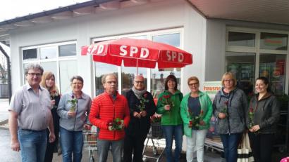 Bild: flf
Die Pressather SPD überreicht Rosen an die Bürger.