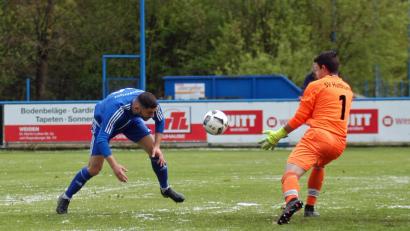 Bild: otr
Chousein Chousein vergibt in dieser Situation eine Kopfballchance und scheitert am Gästeschlussmann Johannes Schrank. Egal: Der SV Etzenricht siegte klar mit 8:0.