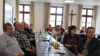 Bild: ubb
Vertreter des Jugendamts, der Polizei, aus Schulen und Betrieben, der Suchtberatungsstelle, der Koordinierten Kinderschutzstelle (KoKi), der Selbsthilfegruppen und des Jobcenters hörten Dr. Wittmanns Ausführungen über Cannabis bei der Versammlung des Suchtarbeitskreises Tirschenreuth.