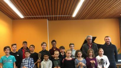 Bild: exb
Das Foto zeigt die Musikschüler mit ihren Lehrkräften Hartmut Gebelein und Valentin Wenzel.
