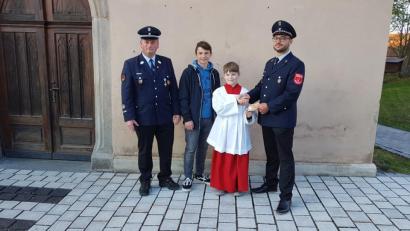 Bild: gi
Die Ministranten Elias Zeitler und Johannes Stahl (von links) überreichen an
Vorsitzenden Kilian Völkl (rechts) und Kommandanten Peter Hartinger (links) eine Spende in Höhe von 300 Euro für die Baukasse der Feuerwehr für ein neues Gerätehaus.