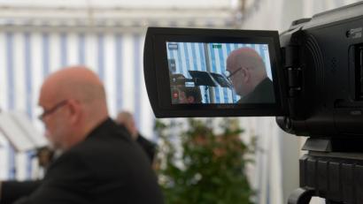 Bild: tr
Architekt Peter Brückner bei seinem Ansprache mit dem Blick durchs Kamera-Display.