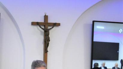 Bild: stg
Den ökumenischen Segen spendeten die Pfarrern Dirk Grafe (l.) und Konrad Amschl