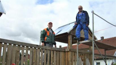 Bild: rgr
Willi Hacker (rechts) und Wolfgang Specht (links) haben die Spielplatztürme im Geismannskeller eingeblecht.