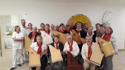 Bild: kwl
Die sanften Klänge des Veeh-Harfen-Ensembles der Musikschule Neustadt/WN sind für die Schwerkranken in der Weidener Palliativstation ein besonderer Hoffnungsstrahl.