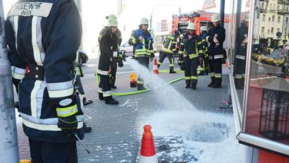 Bild: Gabi Schönberger
Mit Löschschaum gingen die Wehrmänner gegen den Brand im Untergrund vor.