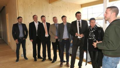 Bild: Hirsch
Architekt Alexander Loew (rechts) führte die Gäste durch den Rohbau des neuen Wohnheimes für psychisch kranke Menschen, die in der Bleistädter Straße stationär untergebracht werden. Am Freitag war Richtfest.