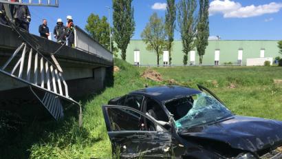 Bild: Beer
Das Auto Totalschaden. Das Geländer durchbrochen. Der Unfallfahrer selbst hat Glück und trägt nur leichte Schnittverletzungen davon.