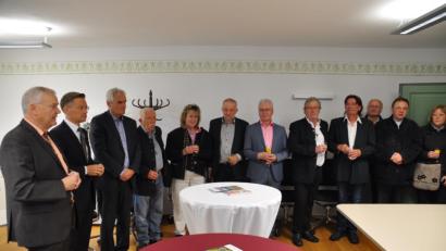 Bild: ak
Bürgermeister Günter Kopp stellt beim Festakt zur Rathauseinweihung unter anderem Landtagsabgeordneten Tobias Reiß und seinem Ebnather Amtskollegen Manfred Kratzer (von links) die Arbeiten bei der Sanierung vor.