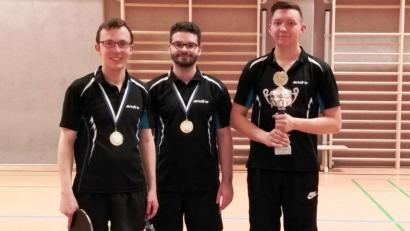 Bild: sm
Die Tischtennis-Vereinsmeister von links: Im Doppel holen Maximilian Sand und Benjamin Lingl die Medaillen und im Einzel gewinnt Henry Schreitmüller den Pokal.