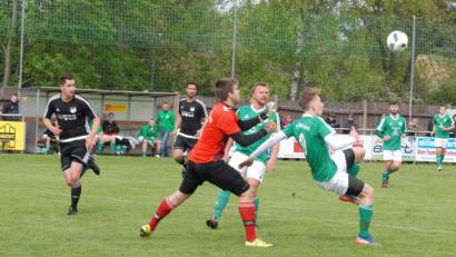 Bild: gb
Der SV Mitterteich II und der FC Lorenzreuth trennten sich am Sonntag 1:1. Dieses Remis ist für die Gäste zu wenig, sie müssen in die Relegation um den Klassenerhalt. Hier versucht der Mitterteicher Nico Stark, den Ball über FCL-Torwart Louis Möchel zu heben.