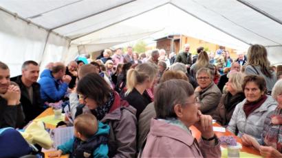 Bild: jml
Nur etwa die Hälfte der Besucher fanden im Festzelt Platz bei der offiziellen Inbetriebnahme der neuen Kinderkrippe.
