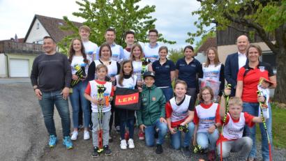 Bild: dob
Peter Wittmann (links) ist neuer Sportwart Alpin im Oberpfälzer Skiverband und organisierte die Sportlerehrung neu. Alle Geehrten erhielten Siegertrikots mit der persönlichen Signatur und Sportartikel.