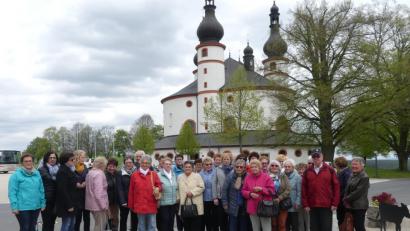 Bild: rn
Die Ausflügler des Seniorenclubs stellen sich vor der Kappl zu Füßen des 628 Meter hohen Glasbergs zum Foto auf.