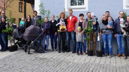 Bild: weu
Die zweite Vorsitzende des Gartenbauvereins, Anita Graßl (Vierte von rechts), freute sich, elf Babybäume an die Familien der Neugeborenen überreichen zu können.