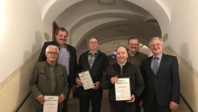 Bild: rdh
Treue Mitglieder der CSU Bärnau wurden geehrt (von links): Josef Gleißner (25 Jahre), Vorsitzender Michael Schedl, Herbert Schabner (30 Jahre), Tobias Franz (20 Jahre), Bürgermeister Alfred Stier und stellvertretender Kreisvorsitzender Johannes Reger.
