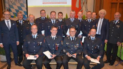 Bild: jr
Seit 25 Jahren leisten diese Feuerwehrleute ihren aktiven Dienst. Dafür gab es jetzt eine Dankurkunde des Bayerischen Innenministeriums und die Ehrenamtskarte. Dazu gratulierten (von links) Bürgermeister Bernd Sommer, Kreisbrandinspektor Lorenz Müller und Kreisbrandrat Andreas Wührl, sowie (von rechts) Kreisbrandmeister Wolfgang Fischer und Landrat Wolfgang Lippert.