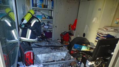 Bild: Dobmeier
Der Atemschutztrupp im Einsatz im Bürotrakt.