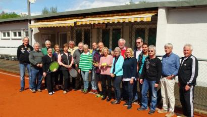 Bild: Dobmeier
Nach 50 Jahren trifft sich die Clique der SpVgg-Tennisabteilung auf dem Gelände des Nachfolgevereins TC Am Langen Steg wieder.