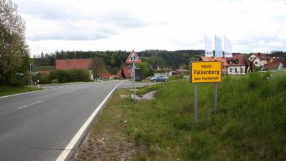 Bild: wro
Wie hier an der Wiesauer Straße werden Autofahrer in Falkenberg bald zum langsameren Fahren ermahnt. Der Marktrat befürwortete den Ankauf von zwei Tempo-Messgeräten.