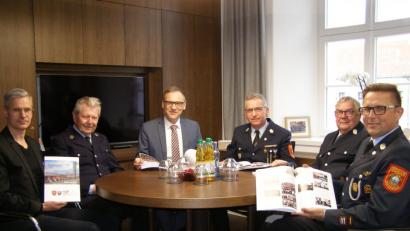 Bild: pz
Bei der Präsentation der Feuerwehrchronik im Rathaus, von links Nils Wittmann, Stadtheimatpfleger und Autor Robert Treml, Bürgermeister Bernd Sommer, Ehrenkommandant und Autor Hermann Müller, Vorsitzender und Feuerwehrarzt Dr. Wolfgang Fortelny sowie Kommandant Tobias Tippmann.