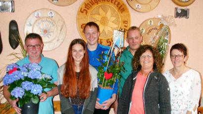 Bild: njn
Organisatorin Christa Reindl (rechts) mit den besten Schützen des Muttertagsschießens (von links) Thomas Schlosser, Lisa Neugirg, Benjamin Wenning, Martin Böll und Erika Hirsch, die den Preis für Sohn Matthias abholte.