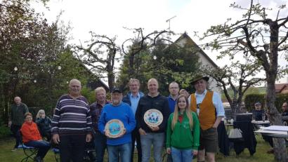 Bild: ga
Fritz Sauerer (Dritter von links) nahm beim Patenschaftsschießen für die SKK Nabburg die Wanderscheibe in Empfang. Markus Dirschwigl (Vierter von rechts) gewann die interne Altendorfer Maibockscheibe. Zweiter Bürgermeister Franz Grabinger gratulierte allen Teilnehmern und den Siegern.