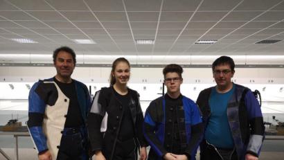 Bild: gz
Die Gewehrschützen Roland Helm, Hannah Helm, Christoph Bauriedl und Matthias Hölzl (von links) schießen nun in der Bezirksliga.