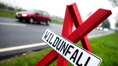 Symbolbild: Hauke-Christian Dittrich/dpa
Eine Kollision des Autos einer jungen Fahrerin mit einem Reh bei Menzlhof (Kreis Neustadt/WN) zieht einen weiteren Unfall nach sich.