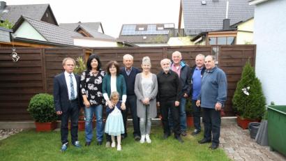 Bild: bjp
Im Kreis von Familie und Freunden feierte der langjährige Bauhofmitarbeiter und Feldgeschworene Franz Fischer (Fünfter von links) seinen 80. Geburtstag. Auch Bürgermeister Werner Walberer (links) gratuliert.