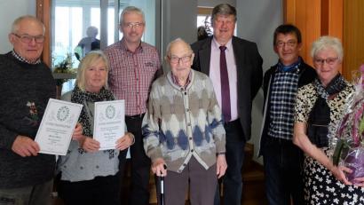 Bild: wlr
Vorsitzende Marianne Lehmeier (rechts) und zweiter Vorsitzender Gerhard Spitzkopf (Dritte von links) bleiben kommissarisch an der Spitze des Vorstands. Bürgermeister Martin Schregelmann (Dritter von rechts) hat die Neuwahlen für Juli angesetzt.