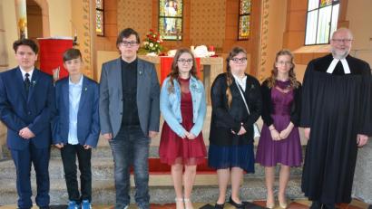 Bild: jr
Unser Bild zeigt die sechs Konfirmanden aus Mitterteich, (von links) mit Dennis Fried, Paul Franke, Moritz Krauß, Konstanze Nuss, Verena Heilig und Alina Grüner. Rechts im Bild Pfarrer Martin Schlenk.
