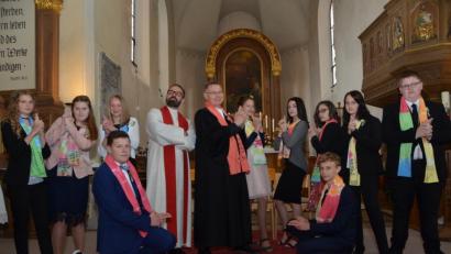 Bild: dob
So cool kann Glaube sein: Daumen hoch für Christus. Die Konfirmanden batikten in der Vorbereitungszeit Stolen, die sie am Konfirmationstag mit Stadtpfarrer Dieter Schinke und Diakon Fabian Endruweit (Mitte) präsentieren.