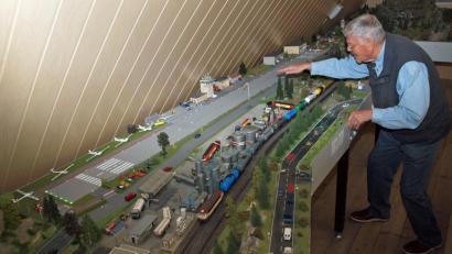 Bild: sön
Der für die Öffentlichkeitsarbeit des Modelleisenbahnclubs Unteres Vilstal zuständige Heinrich Schäfer ist schwer beeindruckt von der durch Peter Rezek gebauten Flugplatzanlage.