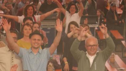 Bild: riw
Partystimmung im Festzelt des FC Rieden: Schon nachmittags standen hier die Gäste auf den Bänken.