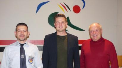 Bild: rn
Manfred Dörner (links) übergibt die Leitung der Krieger- und Soldatenkameradschaft (KSK) an Andreas Betzl. Als Wahlleiter freut sich Bürgermeister Peter Lehr über den neuen Vereinsvorsitzenden.