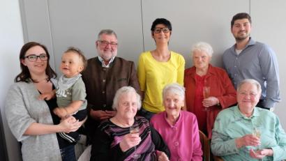 Bild: ohr
Rosa Biegerl (Mitte sitzend) freute sich im Seniorenheim „Arche Noah“ über die gesellige Feier zu ihrem 90. Geburtstag.