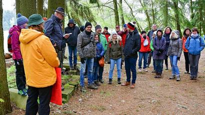 Bild: bsc
Erlebnisreich war die 35. heimatkundliche Themenwanderung der Gesellschaft Steinwaldia Pullenreuth. Vorsitzender Norbert Reger (Dritter von links) und mehrere Wanderführer begleiteten die rund 60 Teilnehmer entlang des Grenzbaches zur Grenzmühle.