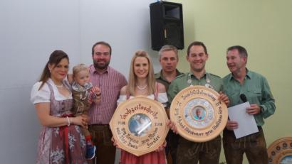 Marion Forster (Dritte von links) gewann die Hochzeitsscheibe, Matthias Ries (Zweiter von rechts) die Geburtstagsscheibe. Dazu gratulierten (von links) Regina und Alex Kunz, Schießleiter Thomas Zahner und Sportleiter Günther Gradl.