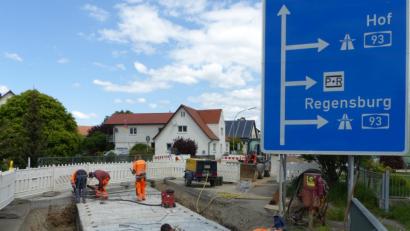Bild: Völkl
Die Baumaßnahmen in der Oberviechtacher Straße liegen voll im Zeitplan. Die Kanalsanierung ist fast abgeschlossen, ebenso die der Aschbachbrücke. Bis Wasserleitung, Straßenbeleuchtung und Gasleitungen neu verlegt sind und die Straße wieder befahrbar ist, wird es allerdings noch bis Mitte September dauern.