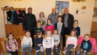 Bild: soj
Über die Neugründung des Kinderchors im Pfarrgemeindehaus freuen sich (hinten von links) Pfarrer Pater Anish George, Choeleiterin Nadine Prechtl, Kirchenpfleger Stefan Kausler und Bürgermeister Manfred Kratzer sowie die Buben und Mädchen.