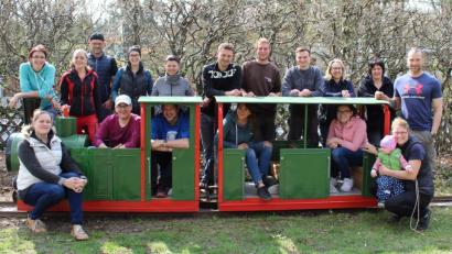 Bild: u
KiTa-Leiterin Uta-Maria Kriegler (stehend, Dritte von rechts) bedankte sich für die Aktion, die offenkundig auch allen Spaß bereitet hatte.