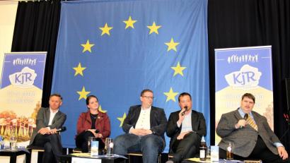 Bild: stg
Diskutierten auf dem Podium über Europa: (von links) Tobias Reiß, Tina Winklmann, Ulrich Lechte, Uli Grötsch sowie Bernd Posselt.