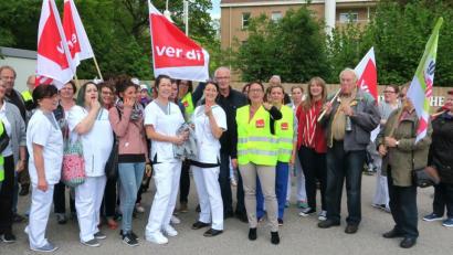 Bild: Hirsch
Beschäftigte und Patienten der Asklepios-Klinik Lindenlohe forderten in einer "aktiven Mittagspause" den Abschluss eines Tarifvertrages. Die Gewerkschaft Verdi hatte zu der Aktion aufgerufen.